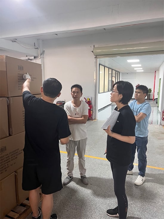 QCADVISOR Team during an inspection at a factory<br />
in China